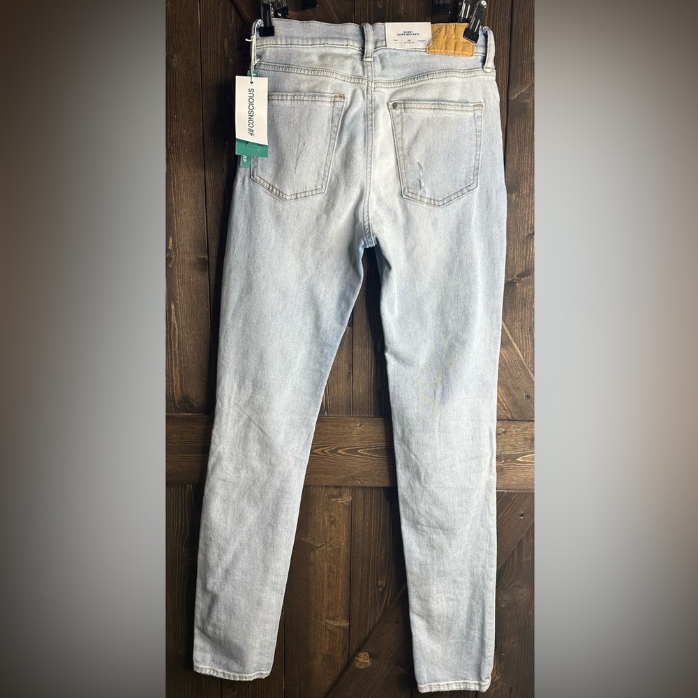 Men’s H&M light wash distressed jeans size 28
NWT - Picture 2 of 8